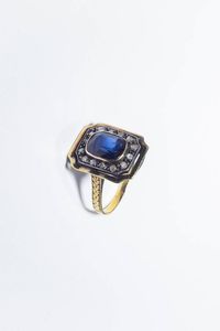 ANELLO - Peso gr 4 0 Misura 17 (57) in oro giallo a bassa caratura ed argento con zaffiro sintetico al centro e contorno  [..]