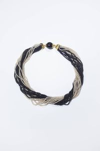 GIROCOLLO - Lunghezza cm 42 composto da diciotto fili di sfere di quarzo bianco e di onice  lavorato a torchon. Chiusura con  [..]