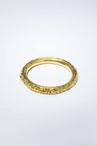 BRACCIALE - Peso gr 18 5 Diam. interno cm 5x5 5 in oro giallo  anni '20  a canna vuota  con decori floreali. Piccola mancanza  [..]