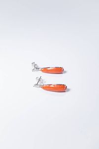 COPPIA DI ORECCHINI - Peso gr 7 7 pendenti  in oro bianco  con due gocce di corallo mediterraneo sormontate da mandorla in diamanti  [..]