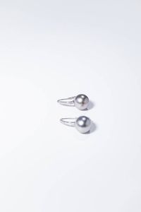 COPPIA DI ORECCHINI - Peso gr 8 3 in oro bianco  a monachella  con due perle Tahiti del diam. di mm12 3 ca  sormontate da elemento geometrico  [..]