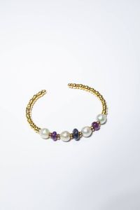 BRACCIALE - Peso gr 6 6 rigido  composto da sfere in oro giallo alternate a perle di acqua dolce  al centro  radici di rubino  [..]