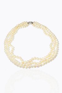 GIROCOLLO - Lunghezza cm 45 composto da tre fili di perle giapponesi del diam. di mm 7 e7 5 ca. Chiusura in oro bianco con  [..]