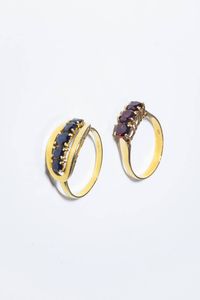 LOTTO DI DUE ANELLI - in oro giallo  composti da: -tre granati taglio rotondo. Peso gr3 1. Misura 17 (57) -cinque zaffiri taglio rotondo  [..]