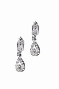 COPPIA DI ORECCHINI - Peso gr 4 9 in oro bianco composti da elementi geometrici terminanti con gocce interamente in pav di  diamanti  [..]