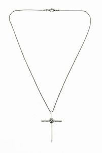 CATENA CON CIONDOLO - Peso gr 5 7 in oro bianco  a forma di croce  con al centro diamanti taglio brillante per totali ct 0 14 ca.