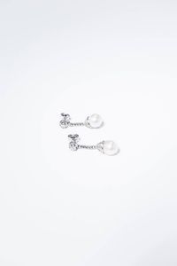 COPPIA DI ORECCHINI - Peso gr 9 9 in oro bianco  a vite  corpo in diamanti taglio 8/8 e diamante per totali ct 0 70 ca  terminanti con  [..]