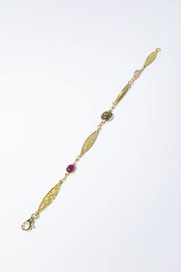 BRACCIALE - Peso gr 8 7 Lunghezza cm 20 in oro giallo composto da segmenti a losanga traforati e satinati alternati ad un  [..]