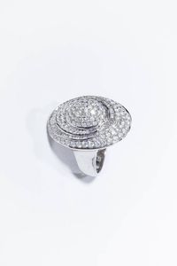 ANELLO - Peso gr 10  7 Misura 13 in oro bianco  sommit ovale  con pav di diamanti taglio brillante e baguette per totali  [..]