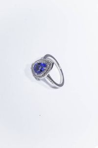ANELLO - Peso gr 4 4 Misura 13 (53) in oro bianco  sommit a goccia  con tanzanite di ct 1 17 ca con doppio contorno di  [..]