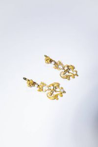 COPPIA DI ORECCHINI - Peso gr 10 2 in oro giallo  anni '50  a volute satinate con opali bianchi.