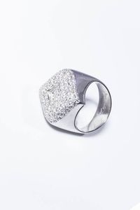ANELLO - Peso gr 14 3 Misura 16 (56) in oro bianco  sommit romboidale  con pav di diamanti taglio brillante per totali  [..]