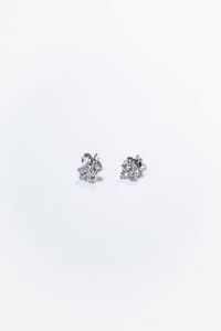 COPPIA DI ORECCHINI - Peso gr 1 7 in oro bianco  a lobo a forma di fiori in diamanti taglio brillante per totali ct ca  probabile colore  [..]