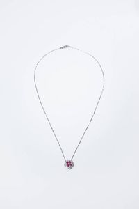 CATENA CON CIONDOLO - Peso gr 4 1 in oro bianco con elemento geometrico in diamanti taglio brillante per totali ct 0 14 ca  probabile  [..]