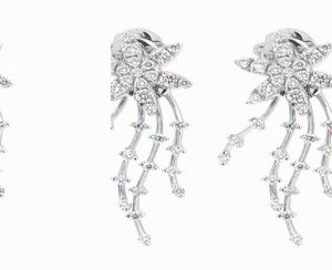 COPPIA DI ORECCHINI - Peso gr 7 in oro bianco  composti da fiori stilizzati ai lobi  e frange pendenti. Diamanti taglio brillante per  [..]