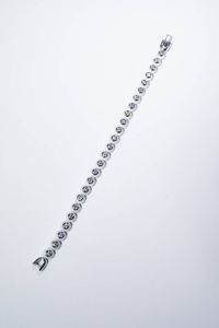 BRACCIALE - Peso gr 23 4 Lunghezza cm 18 in oro bianco con elementi in ceramica bianca e al centro diamanti taglio brillante  [..]