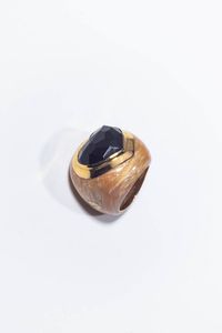 ANELLO - Peso gr 28 2 Misura 13 (53) in argento ed oro giallo  sommit bombata con onice sfaccettato taglio a cuore  e  [..]