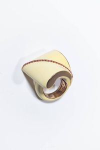 ANELLO - Peso gr 20 Misura 14 (54) in oro giallo ed argento  sommit a grande voluta  in smalto beige con inserto verticale  [..]