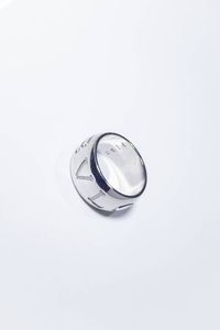 bulgari - Peso gr 13 4 Misura 13 (53) Anello in oro bianco  firmato Bulgari  a fascia  con al centro nome delle maison s [..]