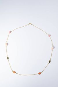 COLLANA - Peso gr 8 7 Lunghezza cm 58 in oro giallo con sfere  ovali e rose in corallo rosa e cabochon. Certificato telematico  [..]