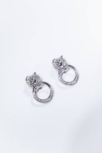 COPPIA DI ORECCHINI - Peso gr 12 1 in oro bianco  a clip  con teste di pantera trattenenti tra le fauci dei cerchi in diamanti taglio  [..]