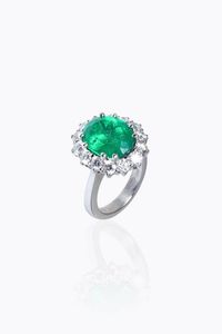 TIBURZI - Peso gr10 5 Misura 12 (52) Anello in oro bianco  sommit di forma ovale  firmato Tiburzi  al centro smeraldo colombiano  [..]