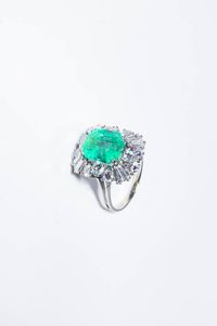 ANELLO : Peso gr 7 7 Misura 19 (59) in oro bianco  sommit con al centro uno smeraldo taglio ottagonale di ct 5 50 ca  contornato da diamanti taglio brillante e trapezio per totali ct 2 50 ca.  - Asta Gioielli - Associazione Nazionale - Case d'Asta italiane