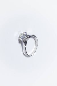 ANELLO - Peso gr 3 4 Misura 16 (56) in oro bianco con al centro diamante solitario di ct 1 90 ca  probabile colore J  purezza  [..]