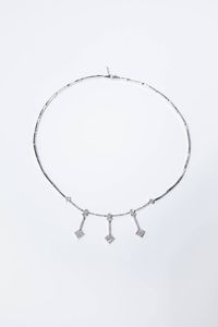 GIROCOLLO - Peso gr 26 composto da segmenti rigidi in oro bianco  al centro elementi geometrici in diamanti taglio brillante  [..]