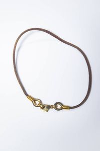 bulgari - Girocollo in cuoio con chiusura in oro giallo  firmata Bulgari.