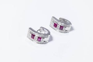 COPPIA DI ORECCHINI - Peso gr 14 1 in oro bianco  a cerchio ovalizzato  con diamanti taglio brillante per totali ct 0 65 ca e rubini  [..]