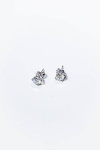 COPPIA DI ORECCHINI - Peso gr 2 2 in oro bianco  a lobo  con due diamanti taglio brillante per totali ct 1 25 ca  probabile colore H  [..]