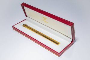 CARTIER - Penna a sfera marcata  Must de Cartier. Corpo e cappuccio laminati oro. Corredata di scatola e libretto