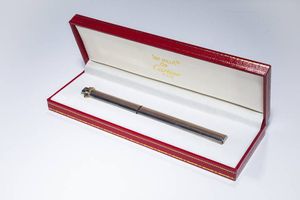 CARTIER - Stilografica Must de Cartier. Cappuccio e corpo laminati argento. Corredata di scatola e certificati.