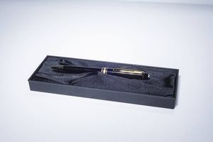 MONTBLANC - Penna a sfera Montblanc  modello Meisterstuck. Corpo in resina nera; cappuccio con logo della maison. Corredata  [..]