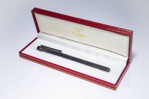 CARTIER - Stilografica Cartier modello Must de Cartier. Cappuccio e corpo laminato argento. Pennino in oro. Corredata di  [..]