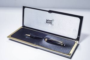 MONTBLANC - Penna a sfera Montblanc  modello Meisterstuck. Corpo in resina nera; cappuccio con logo della maison. Corredata  [..]