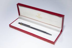 CARTIER - Penna a sfera Cartier modello Must de Cartier. Corpo lavorato.  Corredata di scatola e libretti.