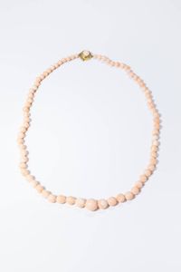 COLLANA - Peso gr 45 7 Lunghezza cm 60 composta da sfere a scalare di corallo rosa dal diam. di mm 12 2 a 5 2 ca. Chiusura  [..]