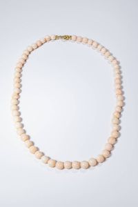 GIROCOLLO - Lunghezza cm 67 Peso gr 102 composto da sfere di corallo rosa del diam. di mm 10 ca. Chiusura in oro giallo a  [..]