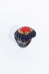 GRANDE ANELLO - Peso gr 32 9 Misura14 (54) in oro giallo ed argento  sommit quadrata con al centro corallo carr cabochon; corpo  [..]