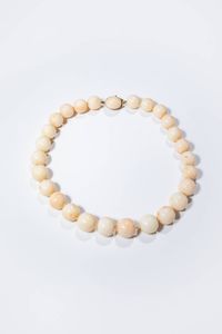 GIROCOLLO - Lunghezza cm 44 Peso gr 118 composto da sfere a scalare di corallo rosa dal diam. di mm 16 5 a 13. Chiusura in  [..]