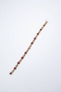 BRACCIALE - Peso gr 16 9 Lunghezza cm 17 5 in oro giallo con rubini ovali per totali ct 6 0 ca e diamanti taglio brillante  [..]