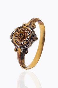 BRACCIALE - Peso gr 27 6 rigido  in oro rosa a bassa caratura  XIX secolo  al centro rosone con volute con griffes senza g [..]