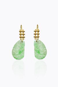 COPPIA DI ORECCHINI - Peso gr 10 in oro giallo satinato; ad amo  con elementi geometrici terminanti con due gocce in giada traforata  [..]