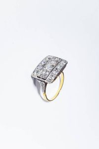 ANELLO - Peso gr 6 8 Misura 17 (57) in oro giallo ed argento  anni '920  sommit rettangolare con tre file di diamanti  [..]