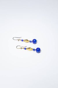 COPPIA DI ORECCHINI - Peso gr 5 0 in argento dorato con sfere di lapislazzuli del diam. di mm 10 ca.
