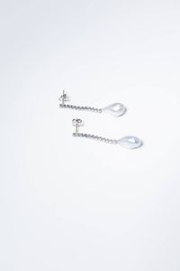 COPPIA DI ORECCHINI - Lunghezza cm 5 5 pendenti  corpo in oro bianco  con diamantini taglio brillante per totali ct 0 30 ca   terminanti  [..]