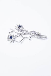 CIRIO E BONISOLI - Peso gr 10 3 Cm 6 5x3 Spilla in palladio  firmata Cirio-Bonisoli  a forma di fiori stilizzati con due zaffiri  [..]