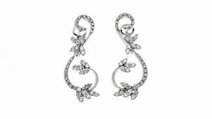COPPIA DI ORECCHINI - Peso gr 9 2 pendenti  in oro bianco  a forma di racemi vegetali in diamanti taglio brillante per totali ct 1 64  [..]